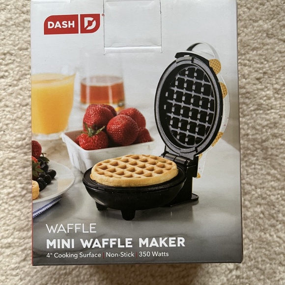 Dash Mini 4" Waffle Maker with Snowmen, Non Stick 350 Watts, Brand New! - Picture 2 of 5